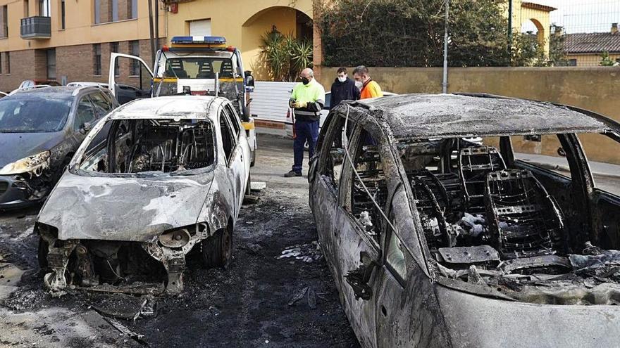 La grua municipal preparada ahir per emportar-se els vehicles més afectats per l&#039;incendi