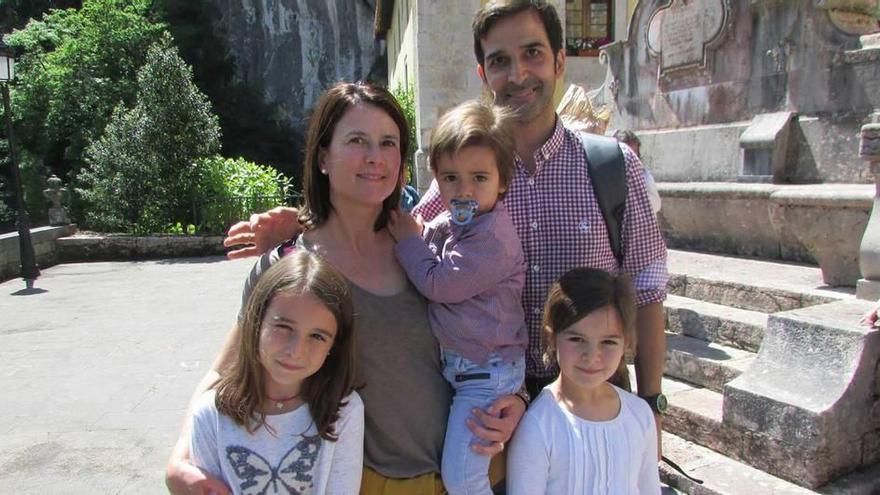 María Luisa Lafuente y Eduardo Fernández, junto a sus hijas Inés, Blanca y Beatriz.