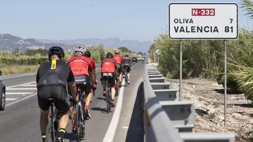 Un grupo de ciclistas circula por la N-332 cerca de Oliva.