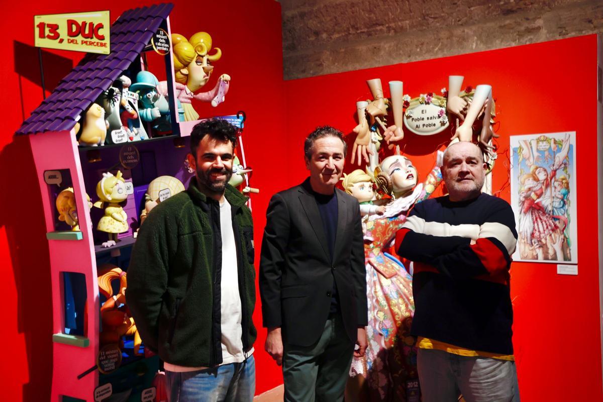 Camallonga, Bugeda y MacDiego, frente a algunos 'ninots' indultats.