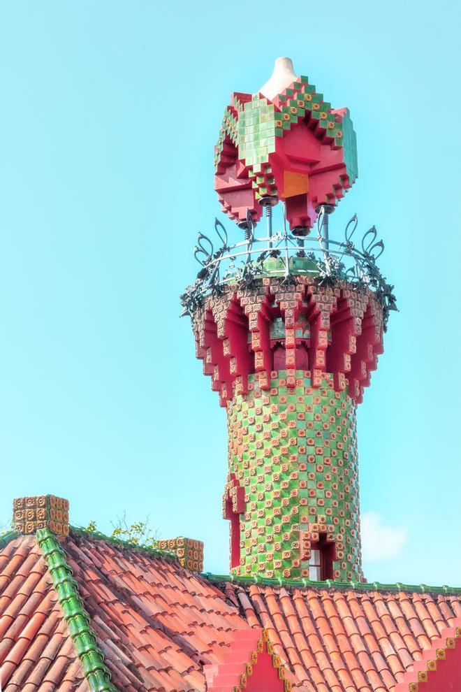Detalle de la torre de El Capricho de Gaudí.
