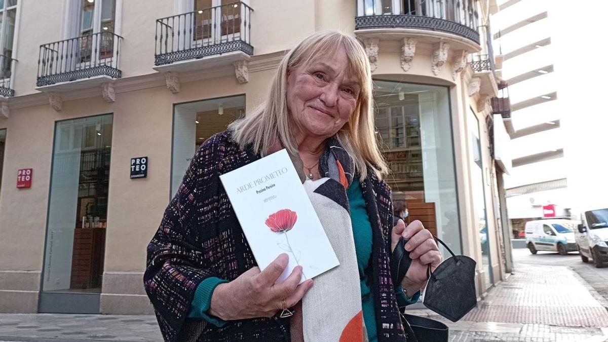 La escritora malagueña Presina Pereiro, ayer con su obra a beneficio de Proteo, delante de la librería.