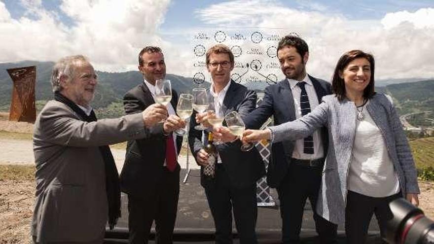 El artista Acisclo Manzano; el alcalde de Ribadavia, Ignacio Gómez; el presidente de la Xunta, Núñez Feijóo; el presidente de Viña Costeira, Andrés Rodríguez, y la conselleira Ángeles Vázquez. // B. Lorenzo