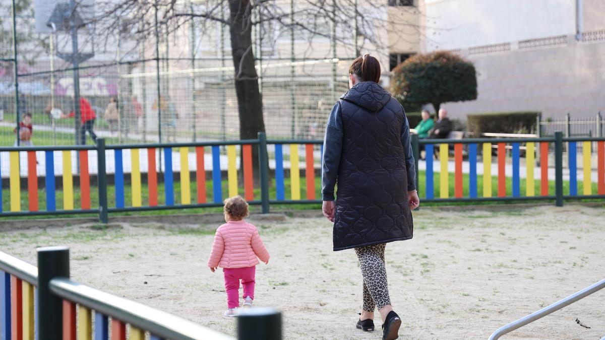 UNA MUJER CON SU HIJA EN EL PARQUE.