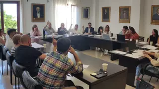 Monjo justifica la compra del solar de su mujer en Son Serra y la califica de “víctima”
