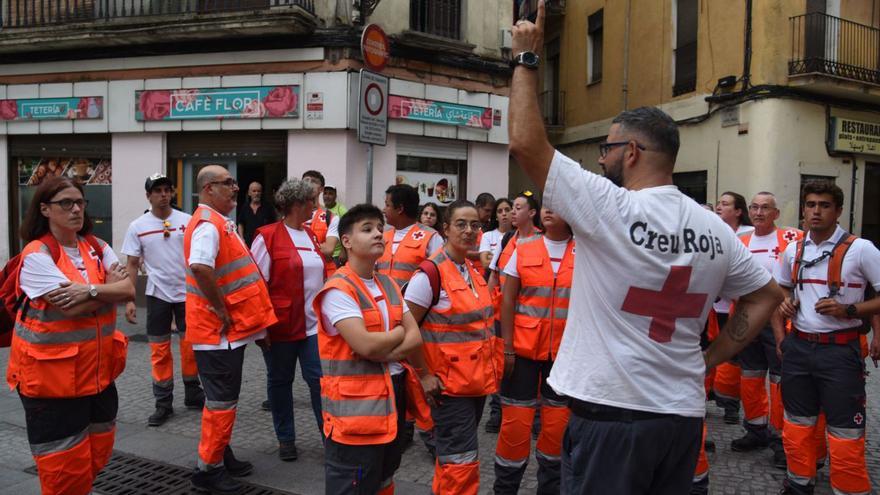 El correfoc avançatde trenta membres de Creu Roja amb armilla