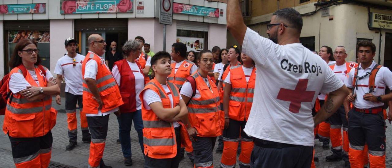 Grup de voluntaris a la plaça Gispert