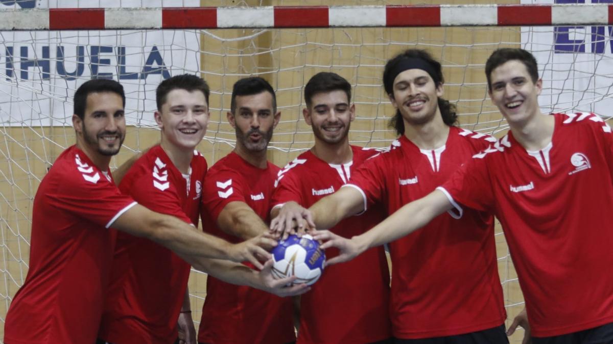 Los fichajes del Cajasur Córdoba Balonmano, en el primer entrenamiento del equipo.