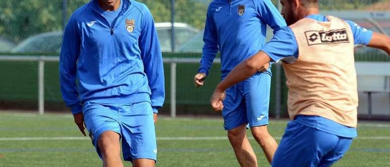 Jacobo, al fondo, en un entrenamiento. // Rafa Vázquez