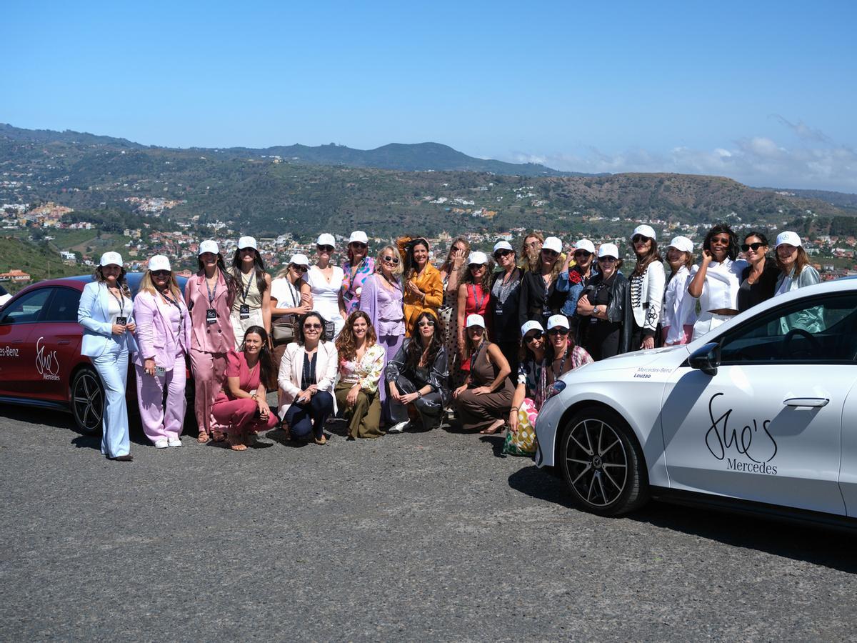 Foto de familia de las asistentes a la cita grancanaria de She’s Mercedes Esencia Atlántica, durante una de las paradas realizadas en la ruta que dio comienzo a la jornada.