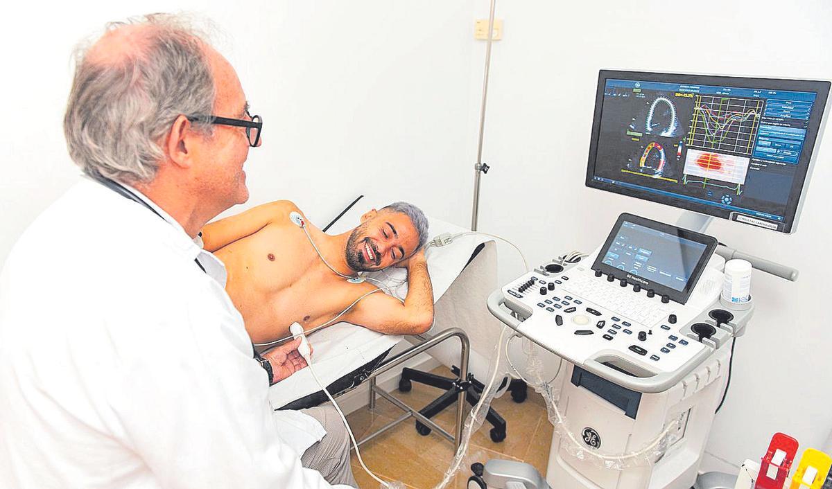 El Dr. Glenny realiza una ecografía cardíaca a uno de los jugadores del Real Mallorca en su revisión médica anual.