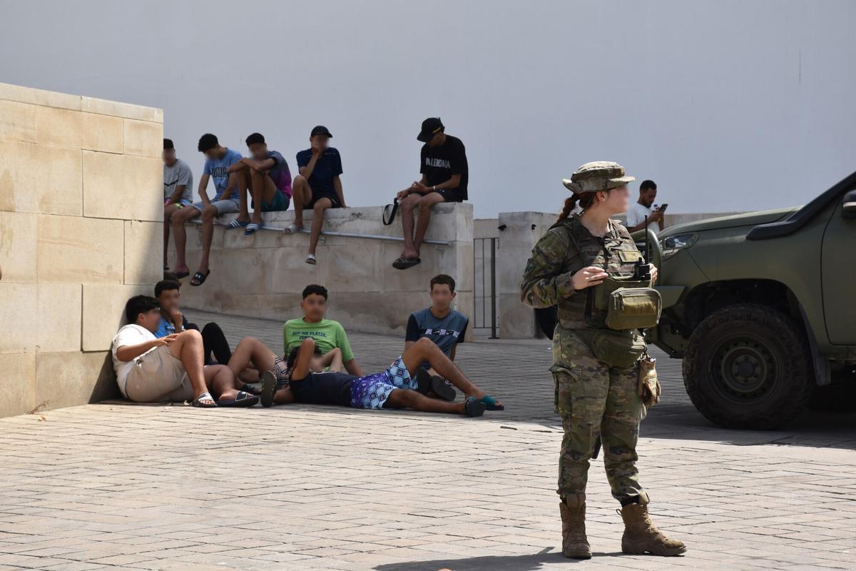 10/08/2026 Varios militares dan apoyo a efectivos de la Policía Nacional en Ceuta, a 10 de agosto de 2026, en Ceuta (España). La ciudad acoge a miles de personas pendientes de retorno, entre ellas más de 1.300 menores, mientras las convocatorias difundidas en redes sociales hacen temer una nueva entrada masiva de migrantes. SOCIEDAD Gabriela Sardá Núñez - Europa Press