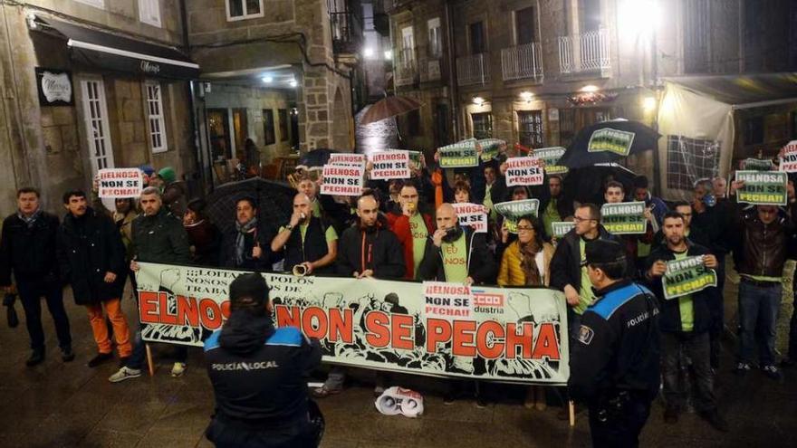 Una protesta de trabajadores de Elnosa en el mitin central de Nós en Pontevedra. // Rafa Vázquez