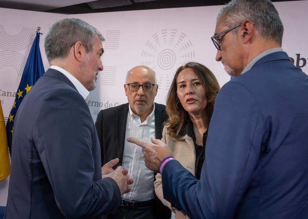 El presidente de Canarias, Fernando Clavijo, con los presidentes de Gran Canaria y Fuerteventura, Antonio Morales y Lola García, respectivamente, y el consejero de Bienestar Social de Lanzarote, Marcial Acuña, en la firma de los convenios de dependencia