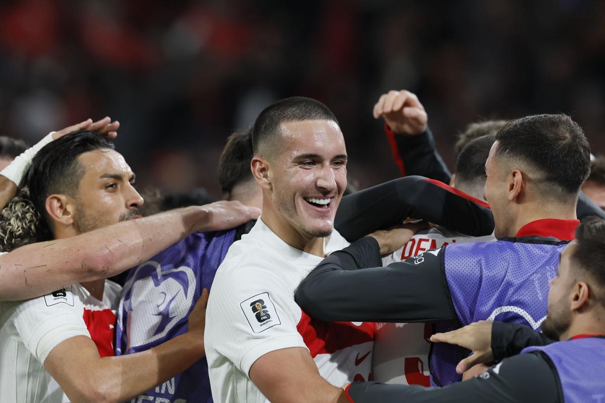 SEVILLA, 18/11/2025.- Los jugadores de la selección turca celebran tras marcar el segundo gol ante España, durante el encuentro correspondiente a la fase de clasificación para el Mundial 2026 que disputan España y Turquía este martes en el estadio de La Cartuja, en Sevilla. EFE/Jose Manuel Vidal