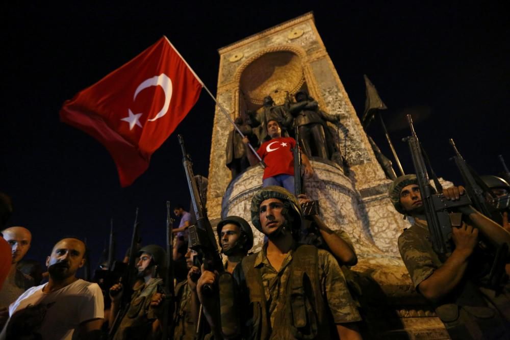 Manifestació davant el Monument a la República a la Plaça de Taksim a Istanbul,