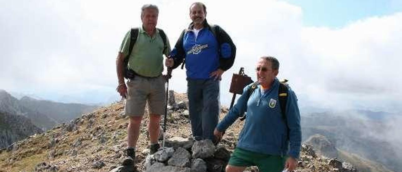 Tres senderistas en La Polinosa.