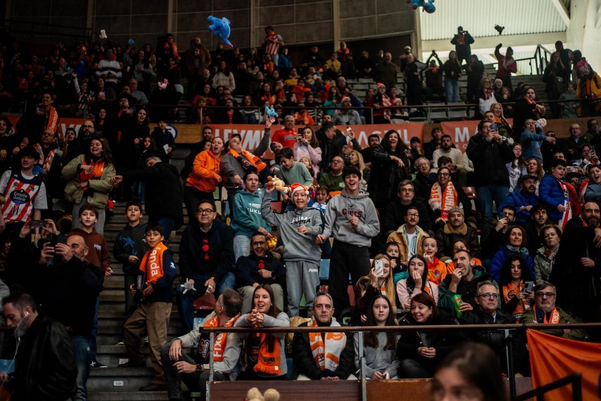 Lluvia benéfica de peluches en el partido del Leyma Coruña contra el Cantabria
