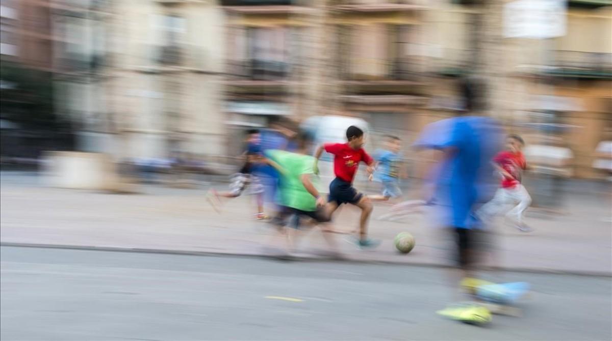 Niños jugando en una plaza de Barcelona.