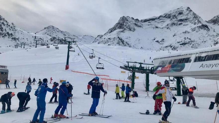 La campaña de esquí arranca en el Pirineo con una gran afluencia