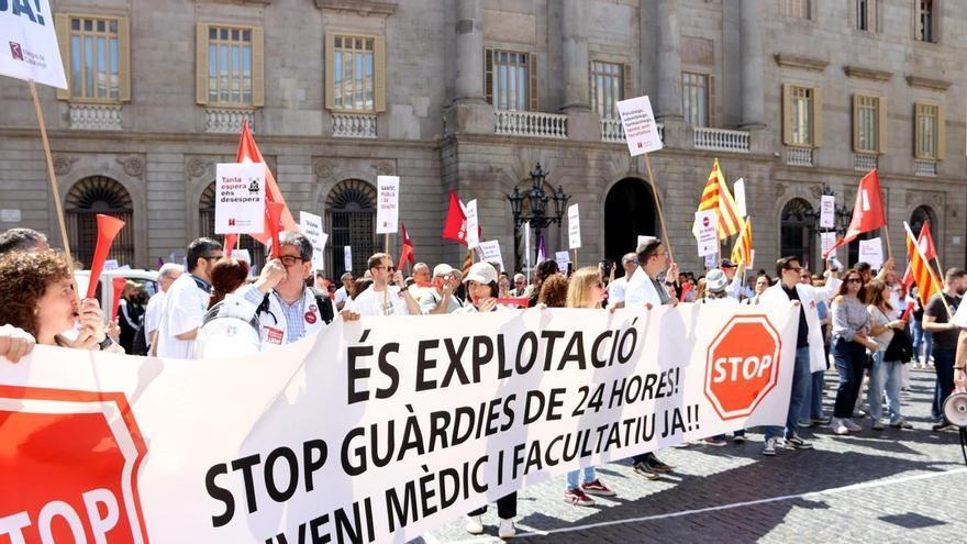 Els metges protesten davant la Generalitat per reclamar solucions a la sobrecàrrega laboral en una nova jornada de vaga