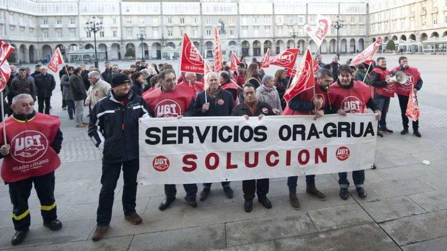 Operarios de la ORA y la grúa, en una manifestación en María Pita.