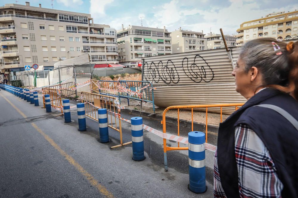 El Ayuntamiento tiene abierto un expediente de peligrosidad para exigir la reposición de la valla perimetral de la obra del centro comercial abandonado de Torrevieja desde 2012