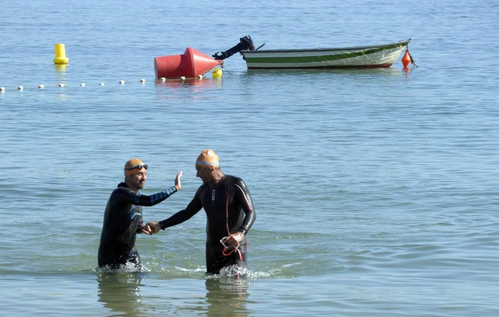 Más de 130 nadadores inauguran la Travesía Costa Oleiros
