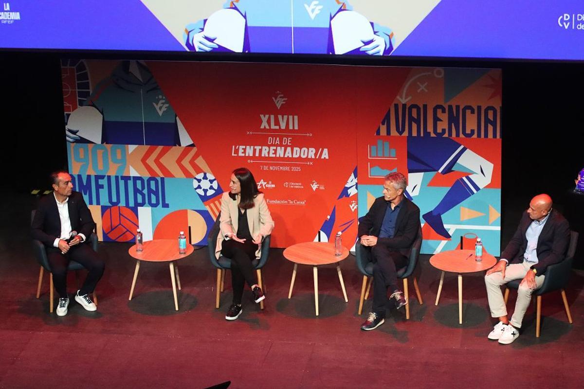 Oltra, Iturregi, Escribá y Pérez en la mesa redonda