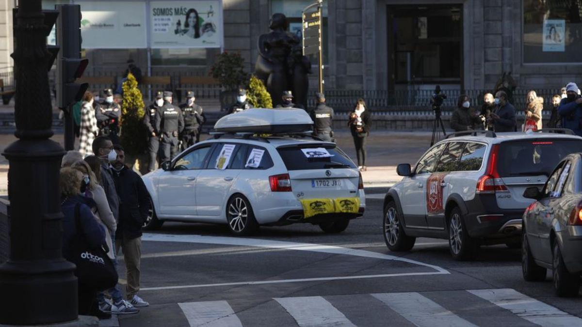 La caravana deja la calle Marqués de Santa Cruz. | Luisma Murias