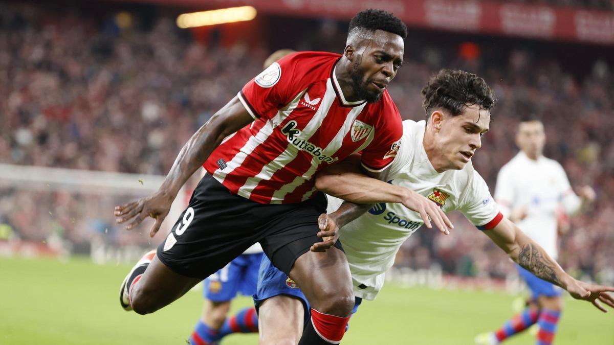 Iñaki Williams y Héctor Fort pugnan en busca de un balón.