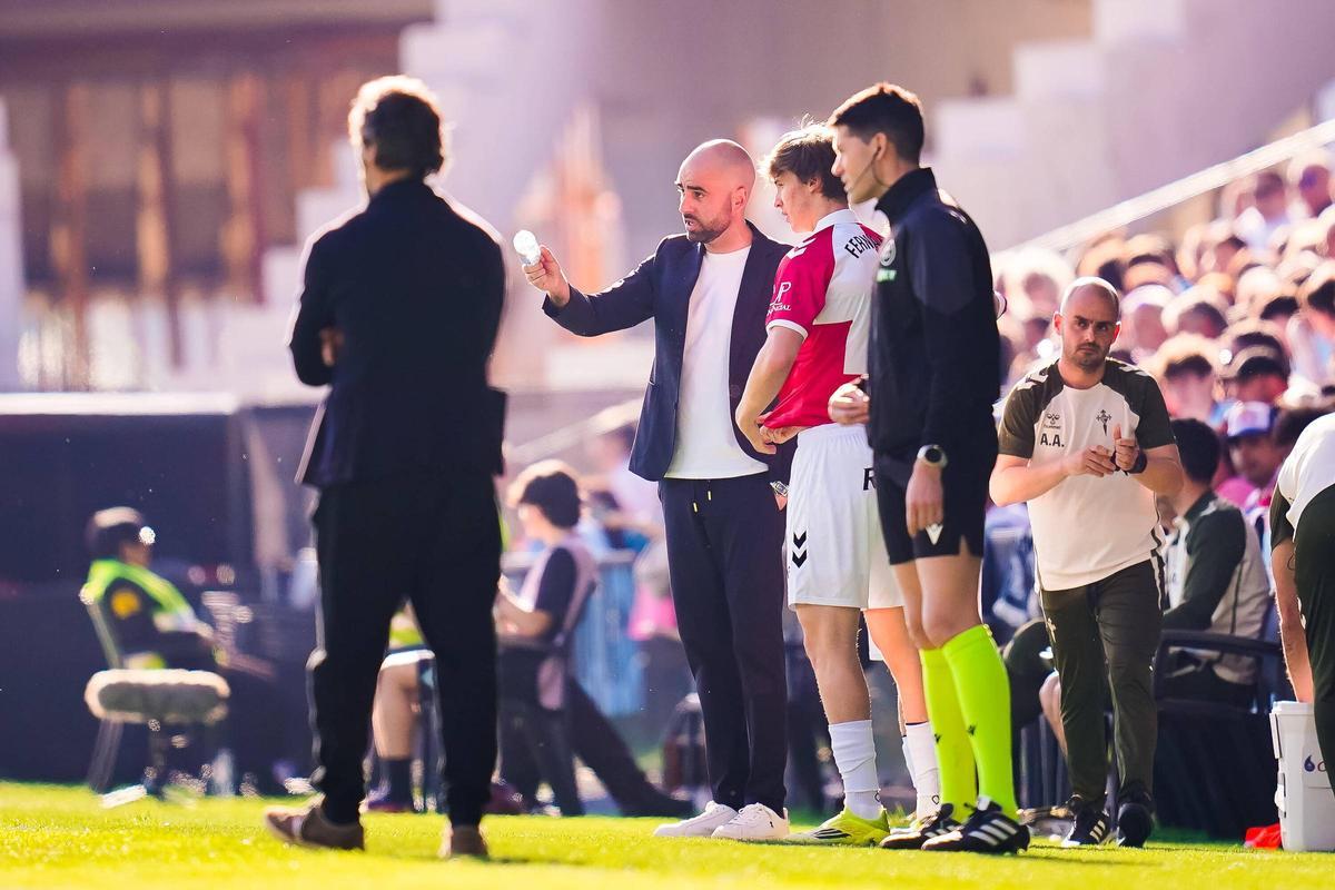 Claudio Giráldez, el domingo en Balaídos dando instrucciones a Fer López
