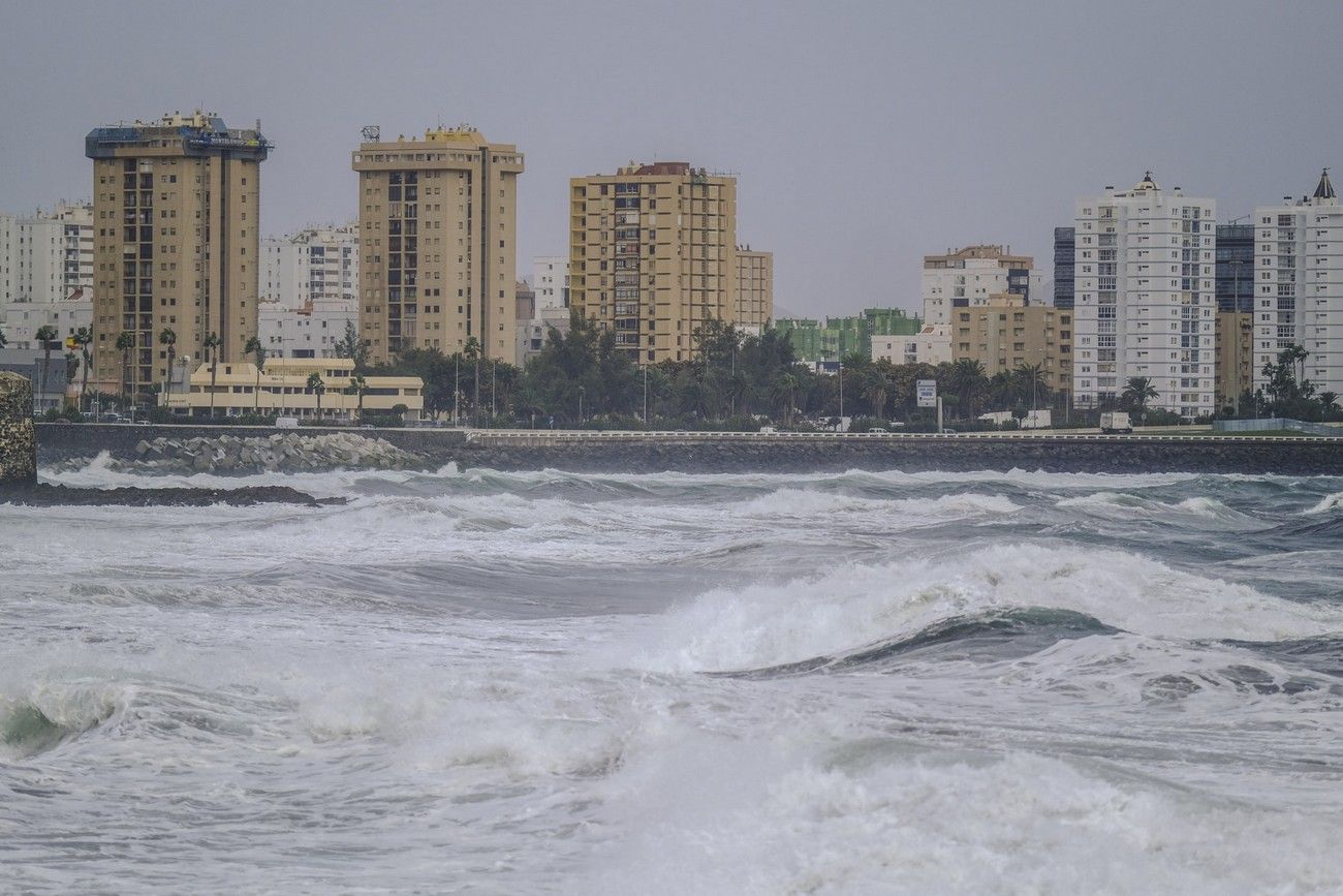 El fuerte viento golpea a una Canarias con calima