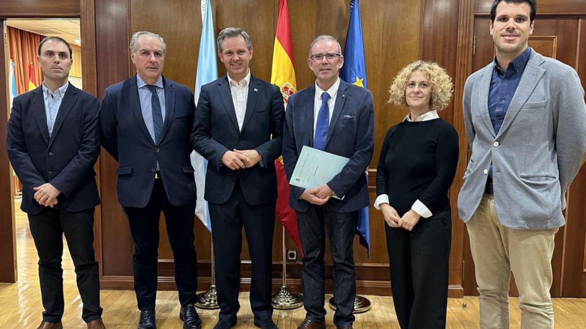 Miñones y Faraldo con representantes municipales y de Carreteras.