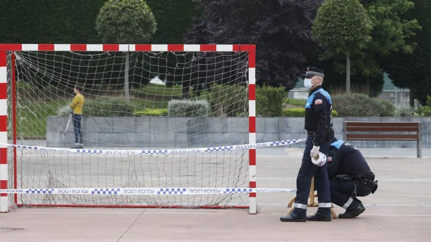 Policías locales clausuran una zona de juegos en Avilés.