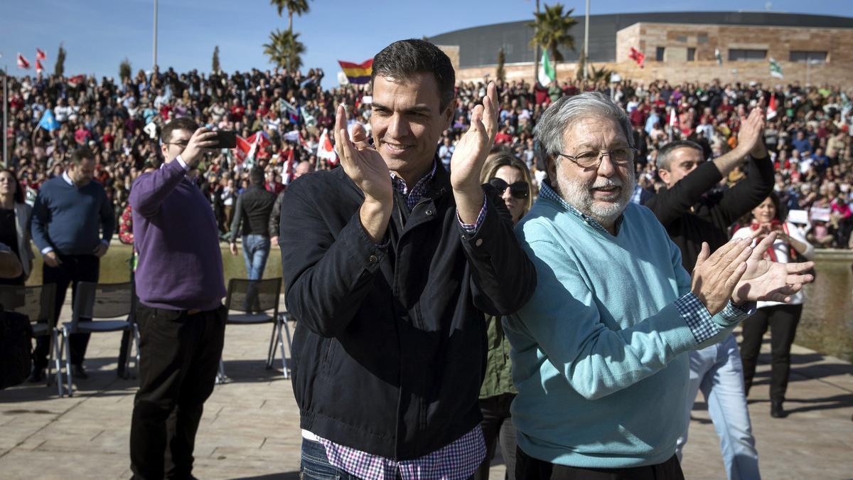 El exsecretario general del PSOE, Pedro Sánchez, y el alcalde de Dos Hermanas, Francisco Toscano, en el Parque Tecnológico de la localidad.