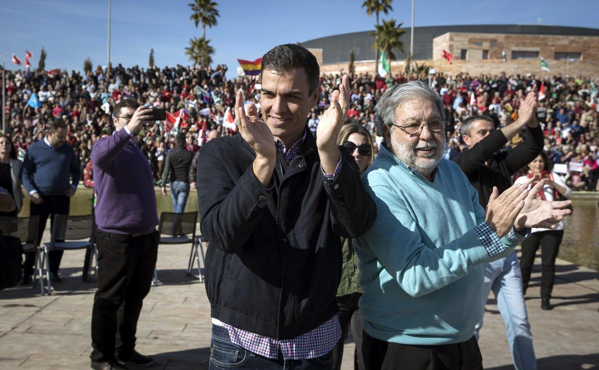 GRA197. DOS HERMANAS (SEVILLA), 28/01/2017.- El exsecretario general del PSOE Pedro Sánchez, y el alcalde de Dos Hermanas, Francisco Toscano (d), en el Parque Tecnológico de esta la localidad sevillana, donde ha anunciado hoy que se presentará a las primarias para volver a liderar el partido, en un acto con militantes que ha reunido a más de 1.500 simpatizantes, según la organización. EFE/Julio Muñoz