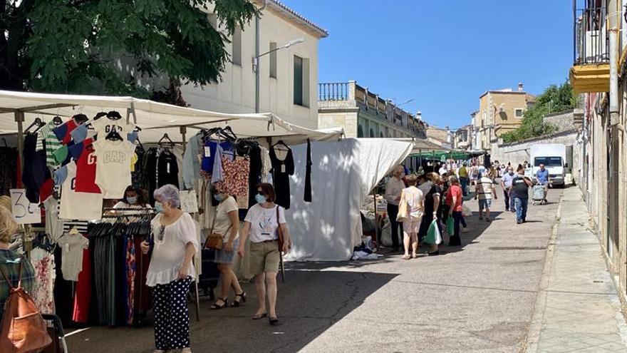 El mercadillo de los jueves vuelve a la calle al 50% y sin incidencias