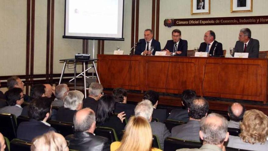 Feijóo, ayer, durante su intervención ante empresarios en Montevideo (Uruguay). // FdV