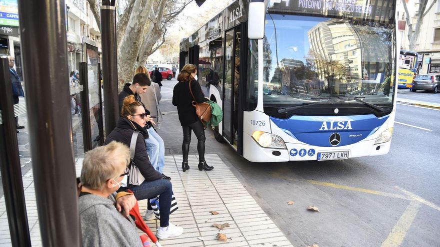 Uno de los autobuses urbanos en el Paseo Alfonso XIII, durante su recorrido.