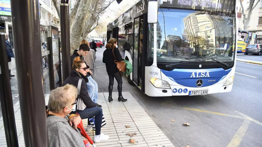 Un transporte público "al borde del caos y con exceso de viajeros" en Cartagena