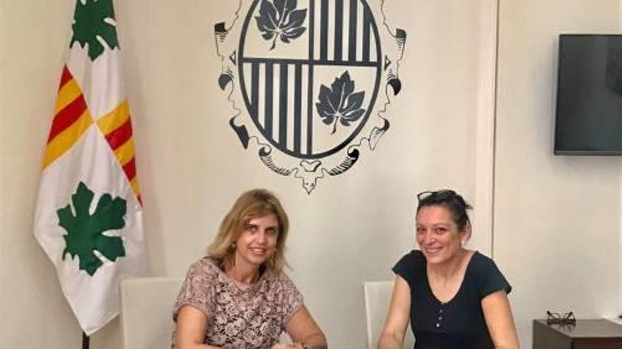 L&#039;alcaldessa, Marta Felip, signant el conveni.