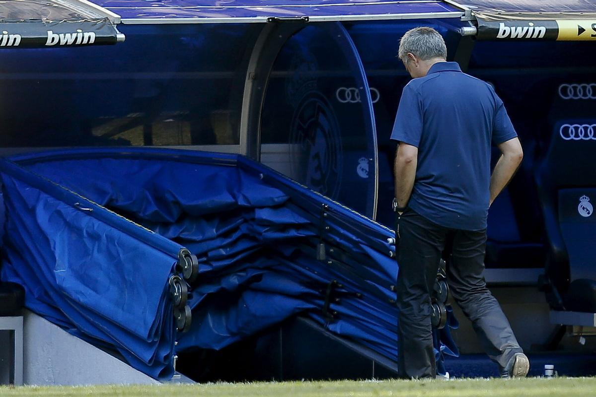 José Mourinho abandona el terreno de juego tras su último partido en el Bernabéu.