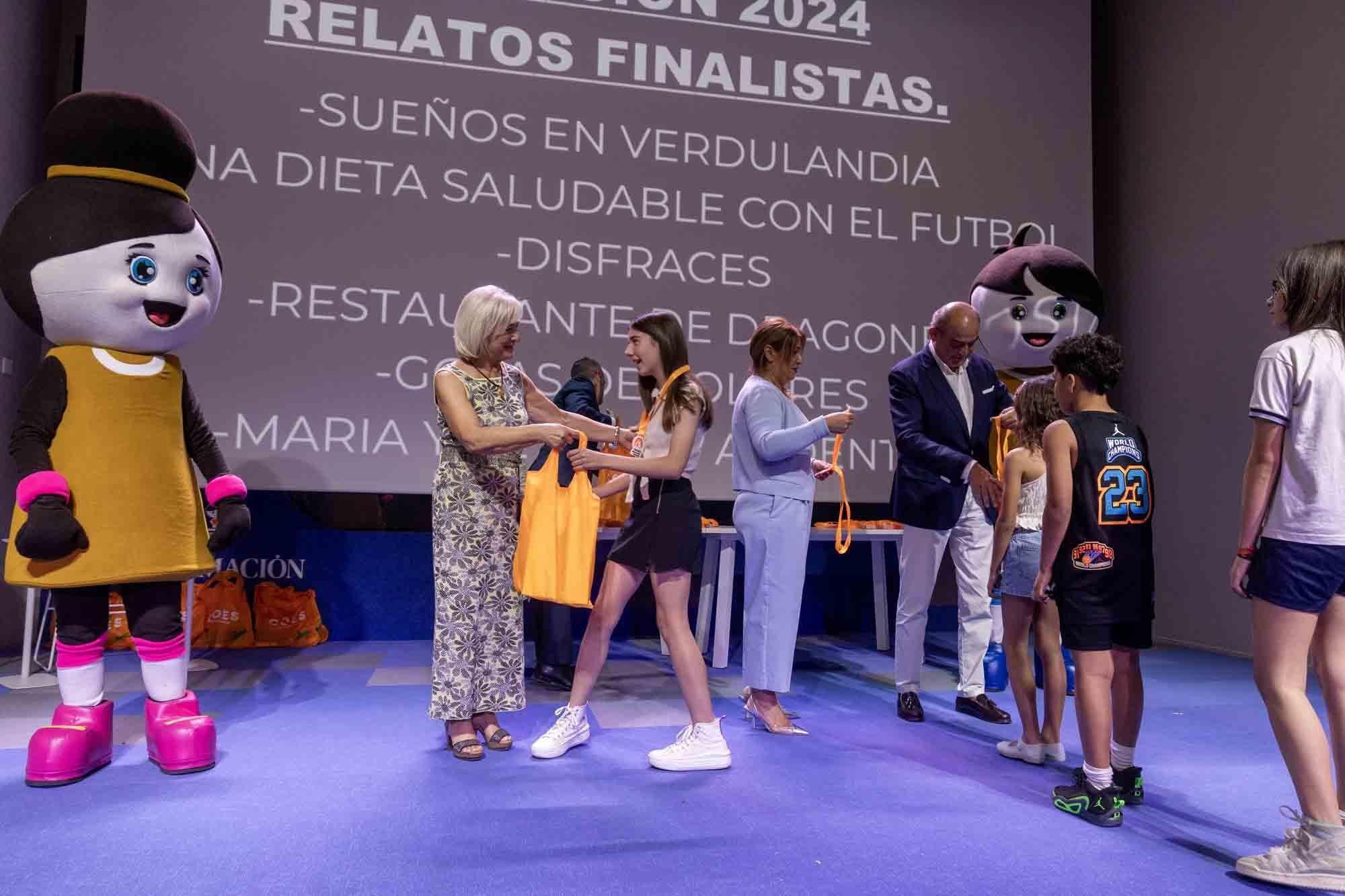Entrega de premios del concurso infantil de relatos cortos "Cuéntame un cuento para comer" en el Club INFORMACIÓN organizado por COES