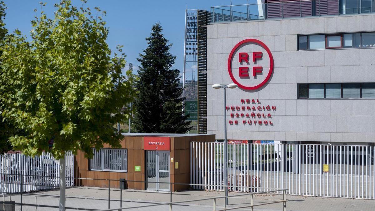 Acceso a la entrada de la Real Federación Española de Fútbol (RFEF), en Las Rozas (Madrid).