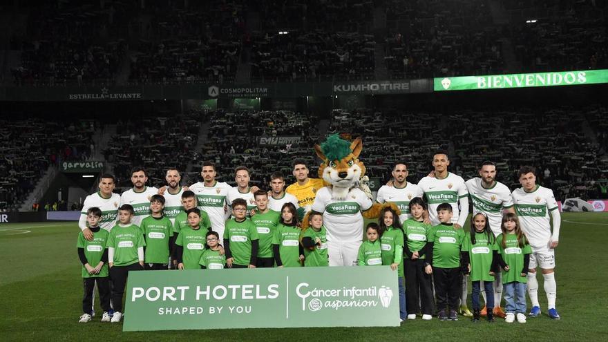 Un equipo de campeones junto a sus ídolos franjiverdes