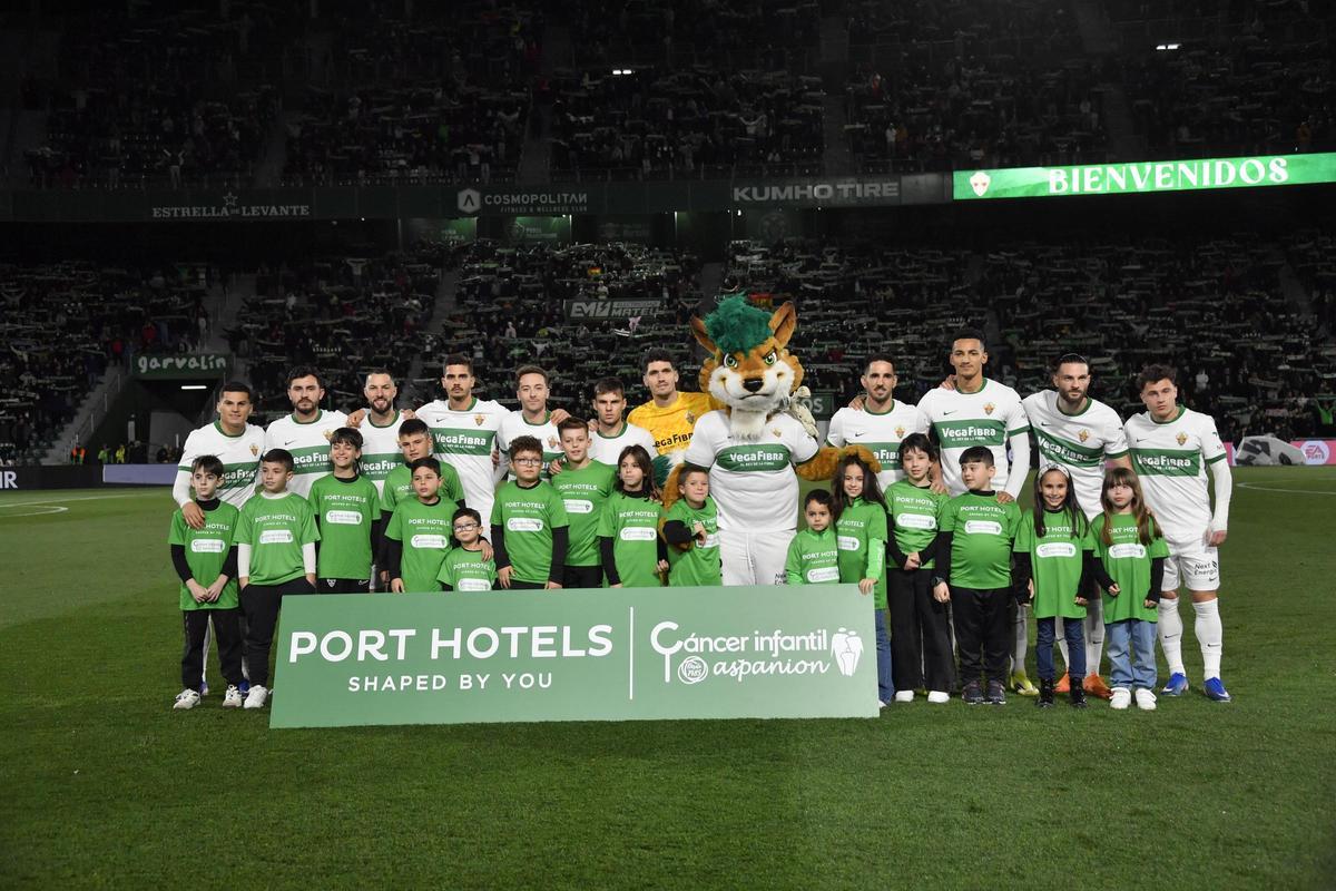 Once niños y niñas de Aspanion han saltado al césped del estadio Martínez Valero acompañando a los jugadores
