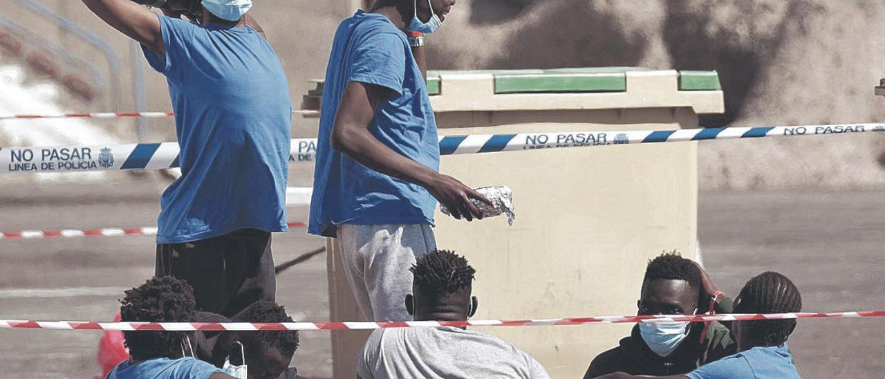 Un grupo de inmigrantes en el muelle de Arguineguín, en Gran Canaria, el pasado 5 de agosto.