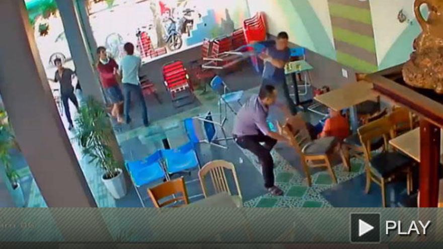 Espectacular pelea con sillas en una cafetería