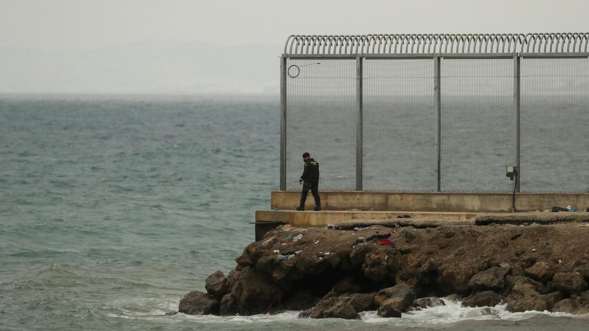 Un guardia civil custodia el espigón del Tarajal